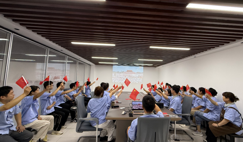 九三閱兵展現(xiàn)強(qiáng)軍風(fēng)采，全體員工共抒家國(guó)情懷